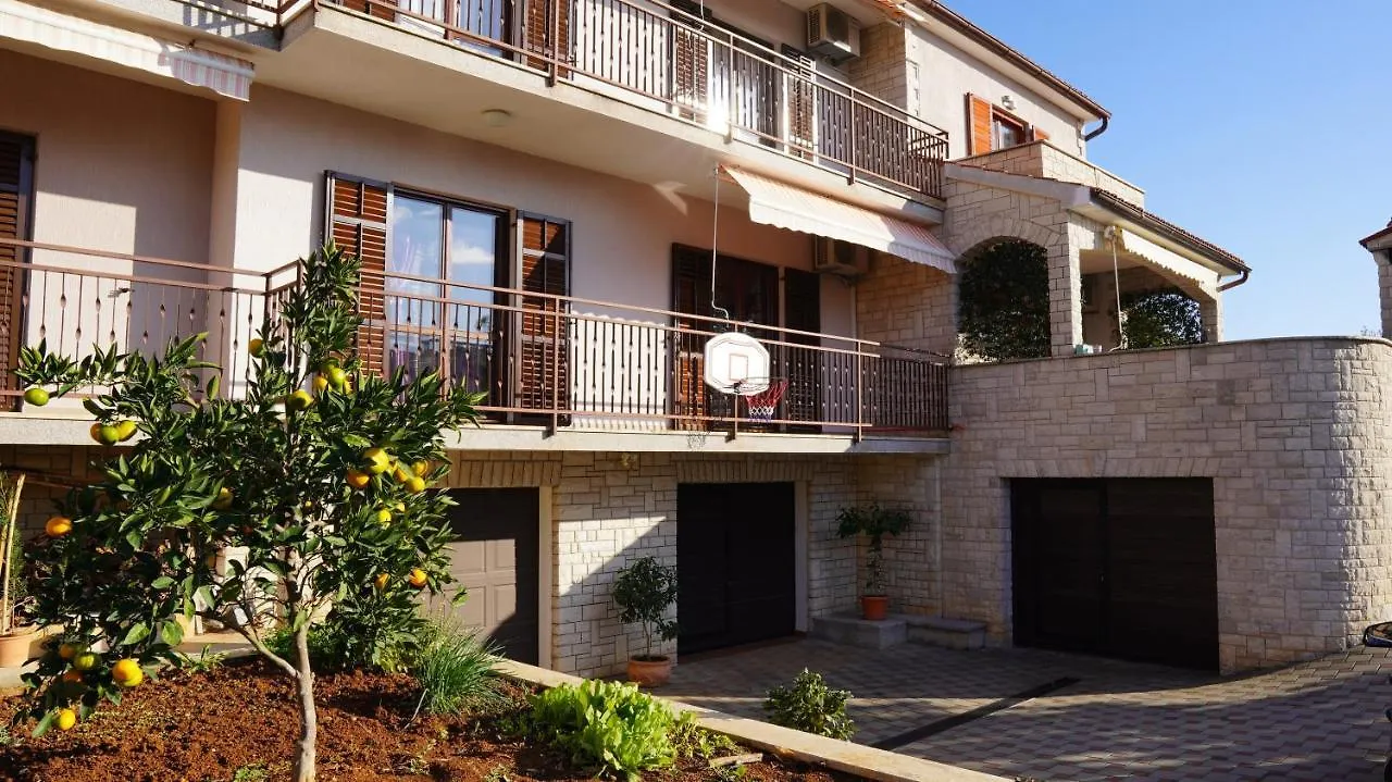 Apartments Luciana & Helena Pula 0*,